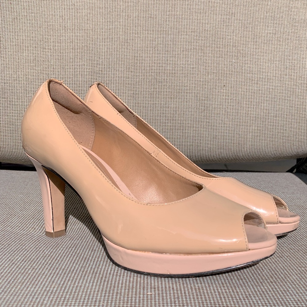 Clarks nude, tan heels